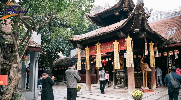 Chùa Hà là một ngôi chùa cổ, được xây dựng bởi tiền công đức từ thời vua Lý Nhân Tông (1054 - 1072).1 trong những chùa nổi tiếng linh thiêng nhất Miền Bắc