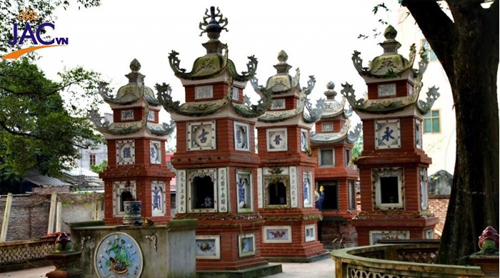 Chùa Hương , 1 trong những chùa nổi tiếng linh thiêng Miền Bắc nằm trong di tích Cổ Loa và gắn liền với truyền thuyết thành Cổ Loa xưa.1 trong những chùa nổi tiếng linh thiêng nhất Miền Bắc