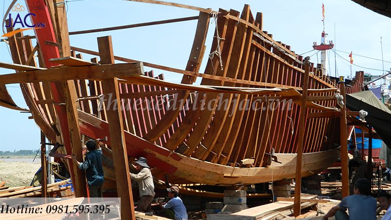 Du lịch tại Bãi Lữ bạn đừng bỏ qua Làng đóng tàu Trung Kiên 700 tuổi
