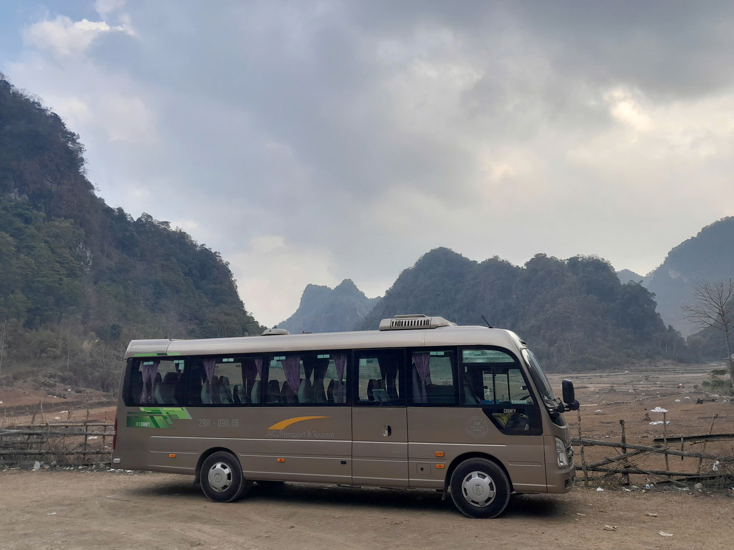 Thuê xe 29 chỗ ở đâu tốt? Giới thiệu dịch vụ cho thuê xe 29 chỗ tại Hà Nội của Công ty TNHH MTV Vận tải và Du lịch JAC