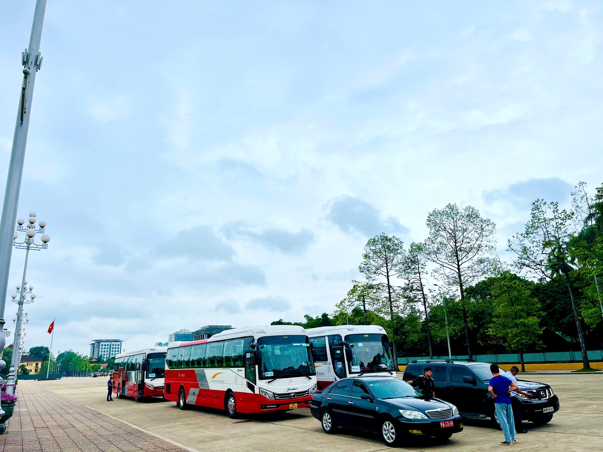 Thuê Xe Du Lịch 35 Chỗ Tại Hà Nội – Giải Pháp Tưởng Cho Các Chuyến du lịch an toàn